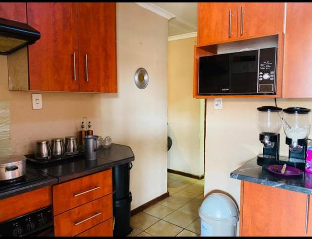 6 BEDROOM HOUSE FOR SALE IN PROTEA GLEN